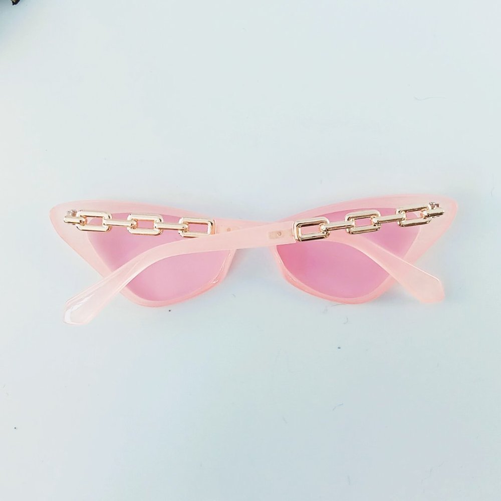 Brand New Pink Cat Eye Sunglasses for Fashionistas - Picture 4 of 6